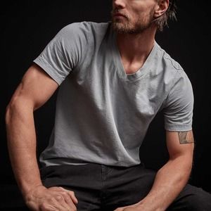 James Perse Men's MLJ3352 Short Sleeve V-Neck Tee T-Shirt in Light Gray Wash